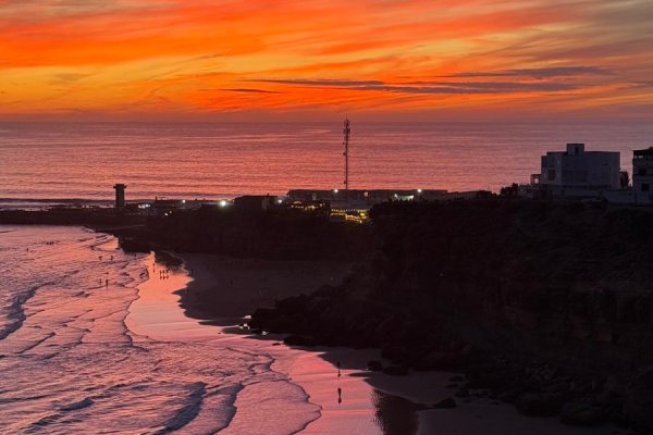 Femme face à l'océan au Maroc